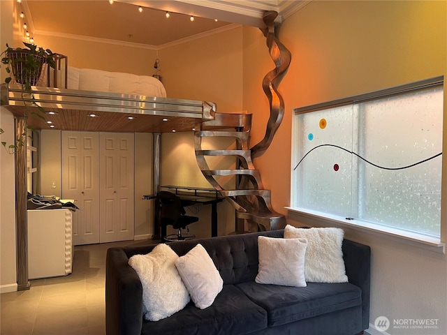 621 5th Ave N Unit 102, Seattle, WA 98109 - living area with crown molding and baseboards