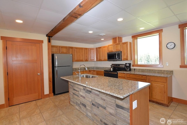 54 Perrow Dr, Winthrop, WA 98862 - kitchen featuring appliances with stainless steel finishes, a sink, light tile patterned floors, baseboards, and recessed lighting