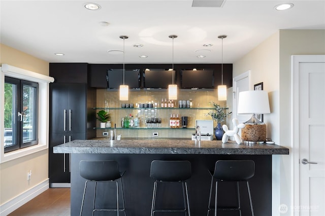 indoor wet bar with tasteful backsplash, baseboards, pendant lighting, recessed lighting, and tile patterned floors