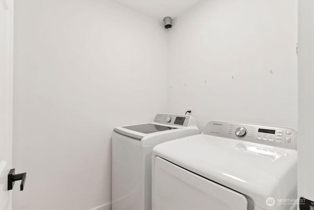 washroom featuring washing machine and clothes dryer