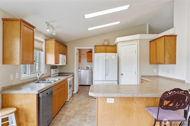 154 Mossyrock Rd W Unit 5, Mossyrock, WA 98564 - kitchen with white appliances, a sink, a peninsula, a breakfast bar area, and lofted ceiling
