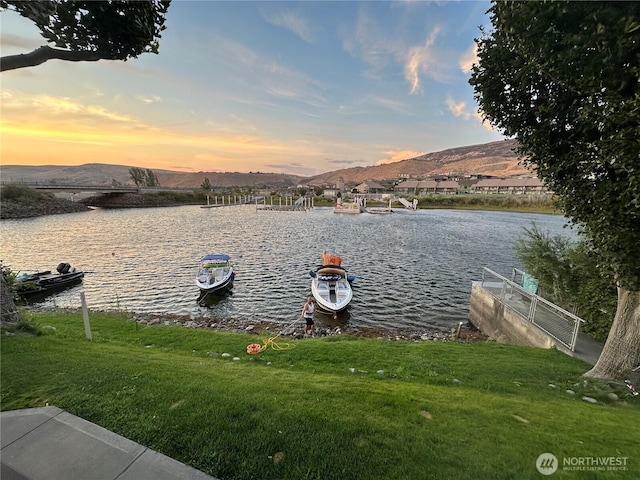 water view featuring a mountain backdrop
