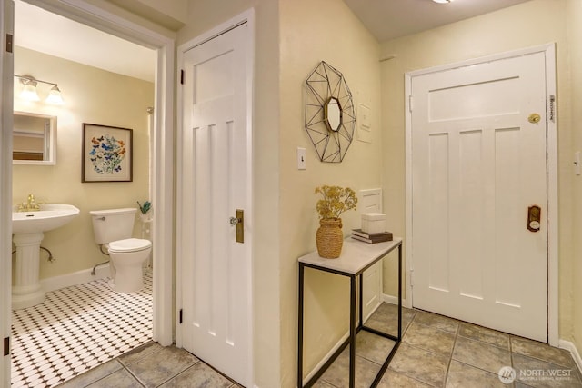 516 E Thomas St Unit 105, Seattle, WA 98102 - full bath featuring toilet and baseboards