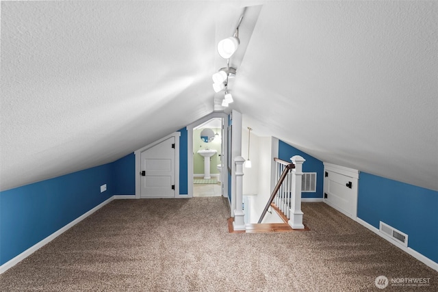 515 4th Ave SW, Puyallup, WA 98371 - additional living space featuring a textured ceiling, carpet, lofted ceiling, and baseboards