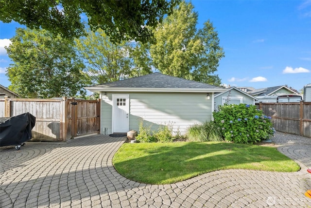 515 4th Ave SW, Puyallup, WA 98371 - view of patio / terrace with a gate, an outdoor structure, and area for grilling