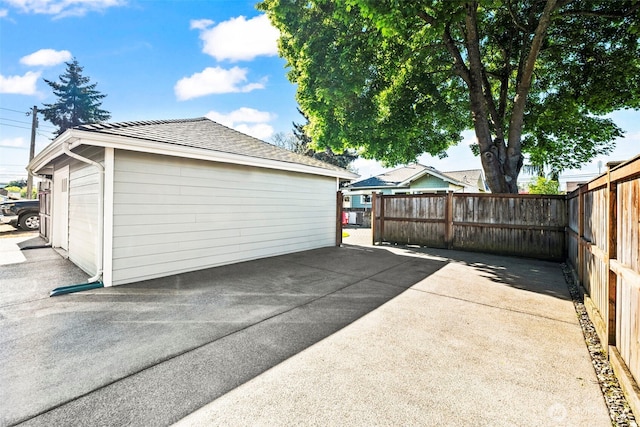 515 4th Ave SW, Puyallup, WA 98371 - garage featuring fence