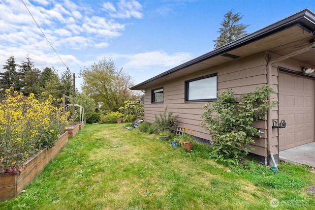 view of grassy yard featuring a garden
