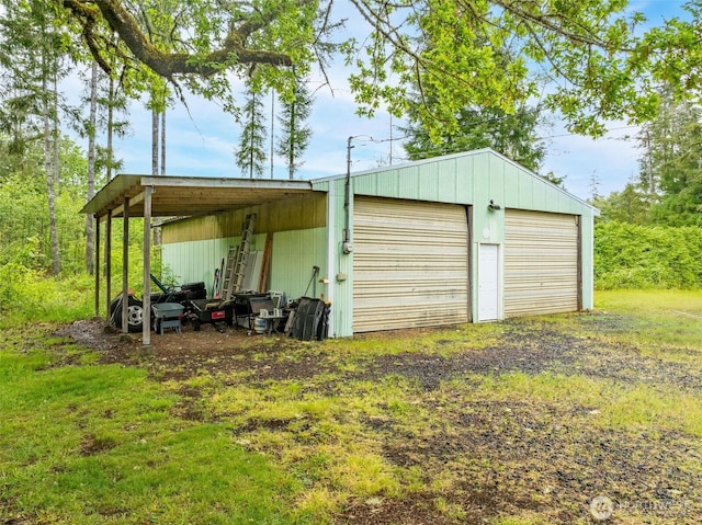 view of outdoor structure with an outbuilding