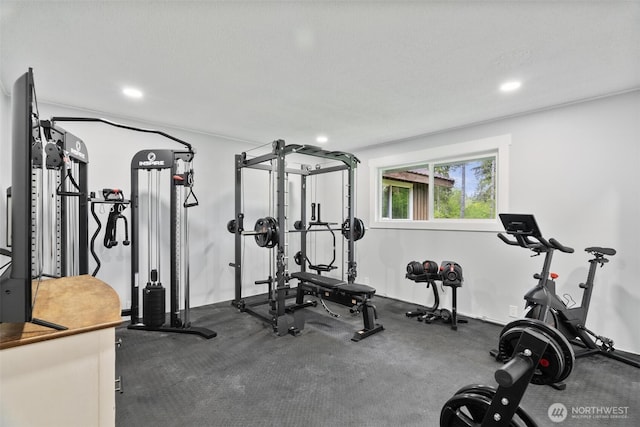 workout room featuring recessed lighting