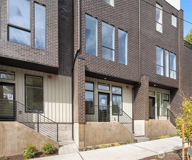 view of front facade featuring brick siding