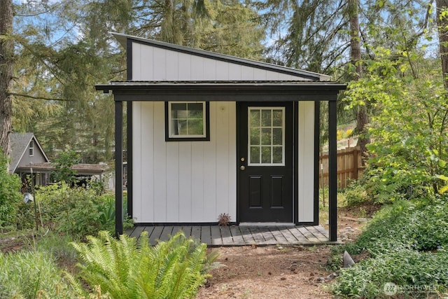 view of outdoor structure featuring an outbuilding