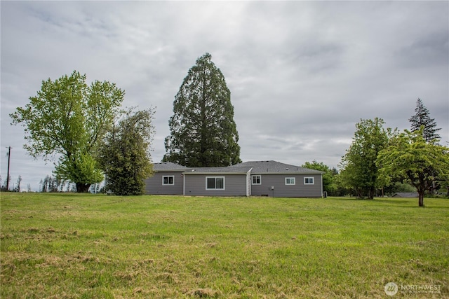 343 Hawkins Rd, Winlock, WA 98596 - rear view of house featuring a lawn