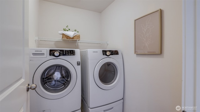washroom featuring washing machine and clothes dryer