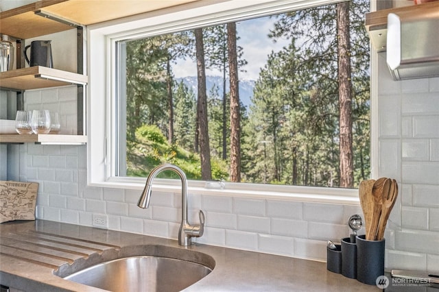 981 Nighthawk Ridge Ln, Leavenworth, WA 98826 - kitchen view of tasteful backsplash, open shelves, and dark countertops