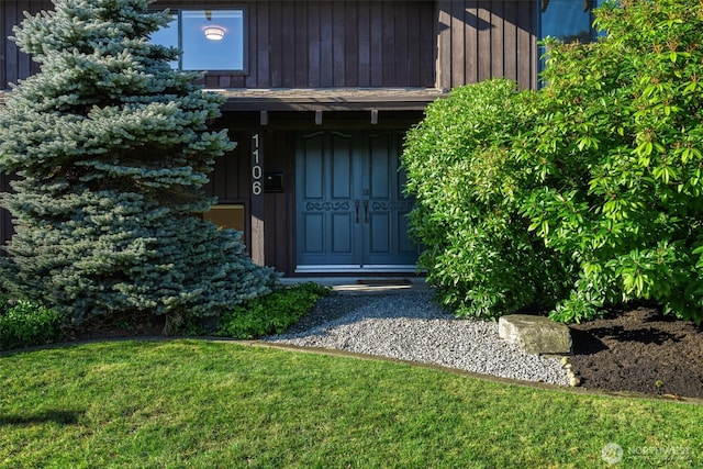 entrance to property with a yard