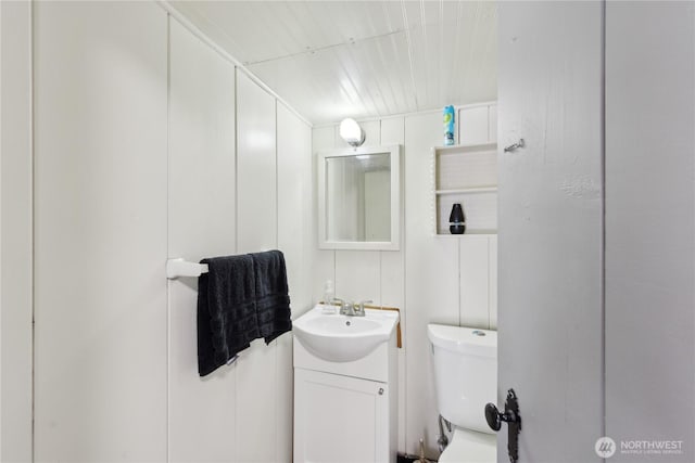 301 S 6th St, Mount Vernon, WA 98274 - half bath featuring vanity, toilet, and a decorative wall