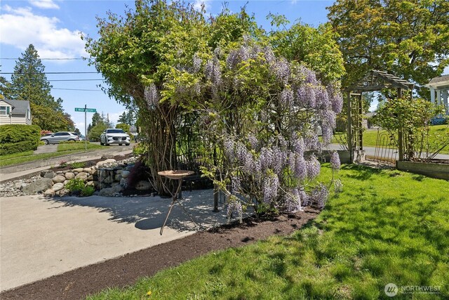 301 S 6th St, Mount Vernon, WA 98274 - view of grassy yard with a patio