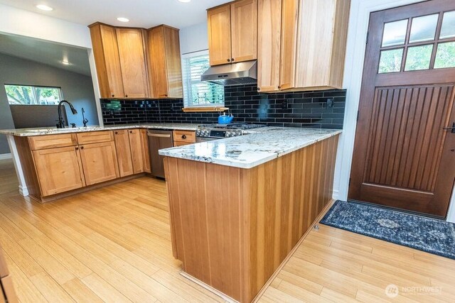 189 Hill Rd, Walla Walla, WA 99362 - kitchen featuring a peninsula, appliances with stainless steel finishes, under cabinet range hood, light wood-style flooring, and recessed lighting