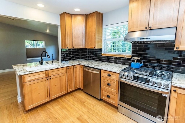 189 Hill Rd, Walla Walla, WA 99362 - kitchen featuring stainless steel appliances, under cabinet range hood, a sink, a peninsula, and light wood-style floors