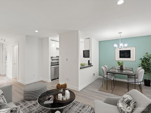 12513 NE 130th Way Unit C102, Kirkland, WA 98034 - living room featuring a chandelier, light wood-type flooring, recessed lighting, and baseboards