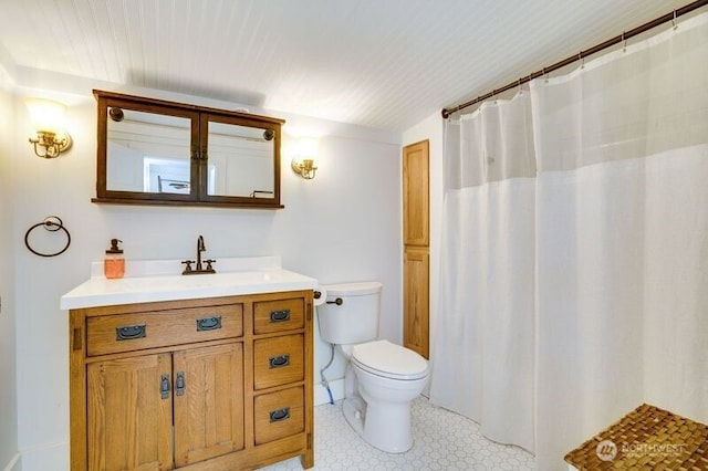 1027 E Main St, Auburn, WA 98002 - full bathroom featuring toilet, vanity, and curtained shower