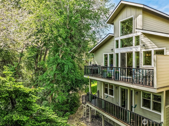 411 19th St NE Unit 9, East Wenatchee, WA 98802 - back of house with a balcony