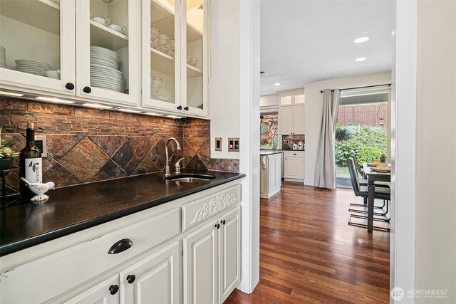 bar area featuring a sink, dark wood-type flooring, decorative backsplash, and recessed lighting