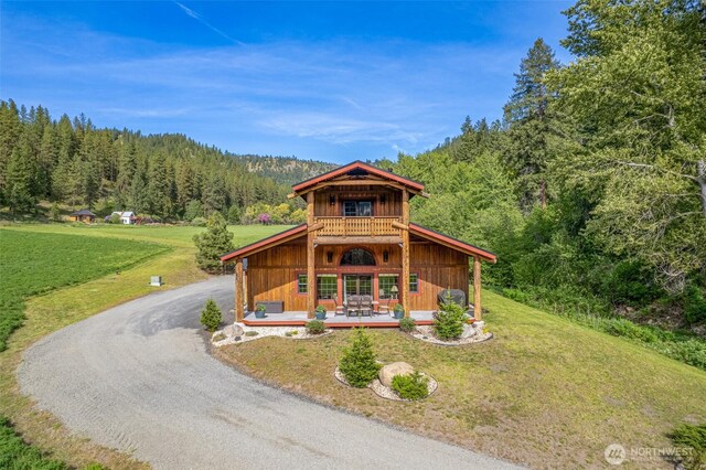 111 Connon Canyon Rd, Leavenworth, WA 98826 - view of front of house with a view of trees, a front lawn, and dirt driveway