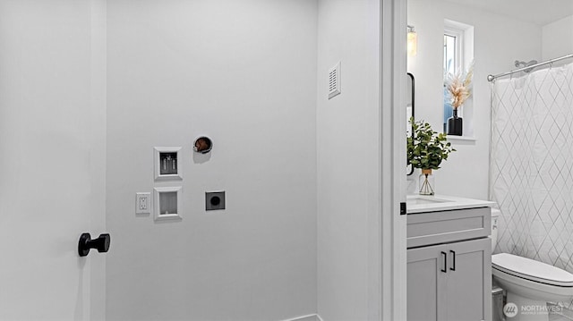 911 Hiawatha Pl S, Seattle, WA 98144 - full bath featuring toilet, vanity, curtained shower, and baseboards