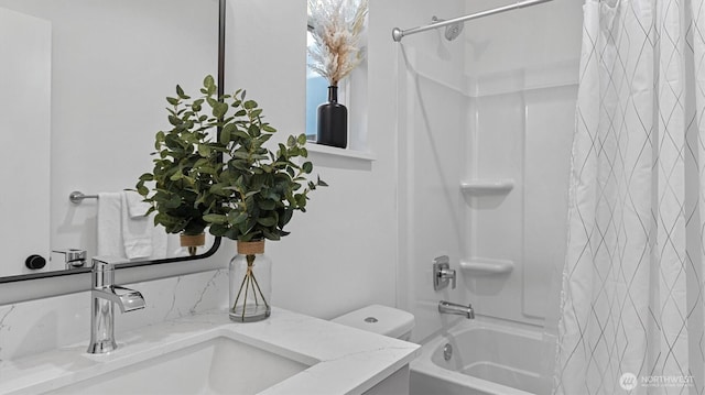 911 Hiawatha Pl S, Seattle, WA 98144 - bathroom featuring shower / bath combo with shower curtain, vanity, and toilet