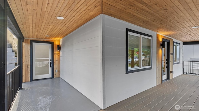 911 Hiawatha Pl S, Seattle, WA 98144 - entrance to property featuring a porch
