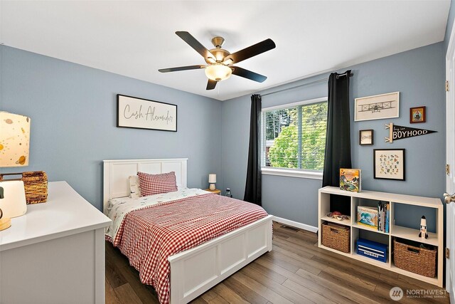 bedroom with dark wood-style flooring, baseboards, and ceiling fan