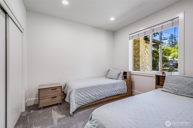bedroom featuring carpet floors, recessed lighting, and a closet