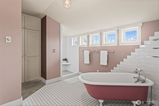 1533 S Sunset Dr, Tacoma, WA 98465 - full bath featuring a soaking tub and baseboards