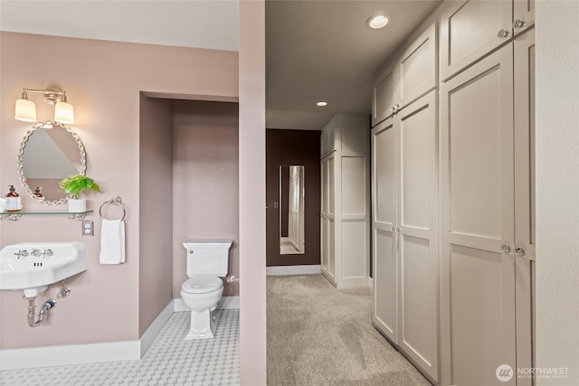 1533 S Sunset Dr, Tacoma, WA 98465 - bathroom featuring toilet, baseboards, recessed lighting, and a sink