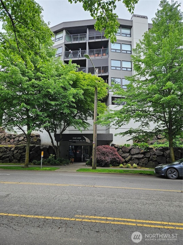 view of apartment building / complex