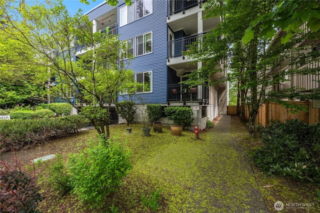 18210 73rd Ave NE Unit 101, Kenmore, WA 98028 - view of yard featuring fence