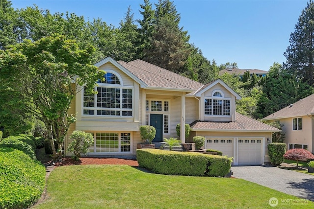 6222 139th Pl SE, Bellevue, WA 98006 - raised ranch with gravel driveway, a front yard, a garage, and a shingled roof