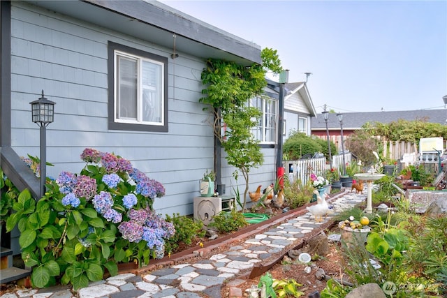 804 Pacific Ave N, Long Beach, WA 98631 - view of yard with fence