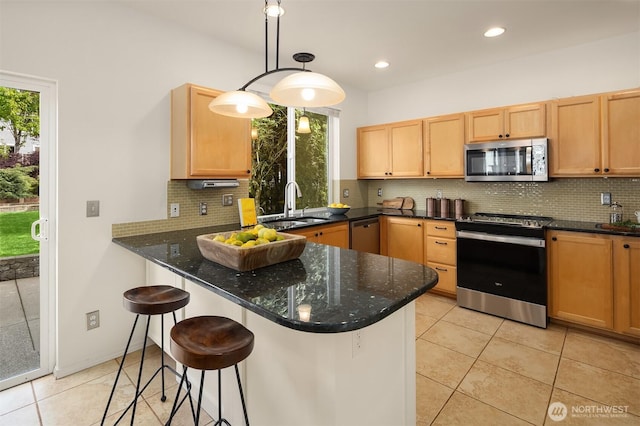 24521 SE 275th St, Maple Valley, WA 98038 - kitchen featuring stainless steel appliances, a sink, tasteful backsplash, light tile patterned floors, and a peninsula