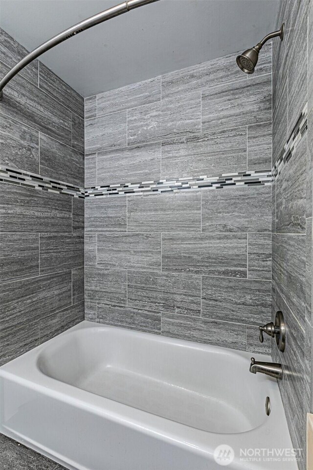 bathroom with washtub / shower combination