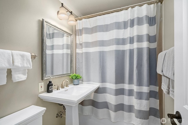 full bathroom with toilet and curtained shower