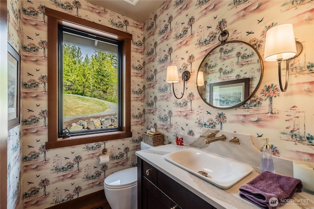 40 Eagle Ridge Dr, Cle Elum, WA 98922 - half bathroom with wallpapered walls, vanity, and toilet