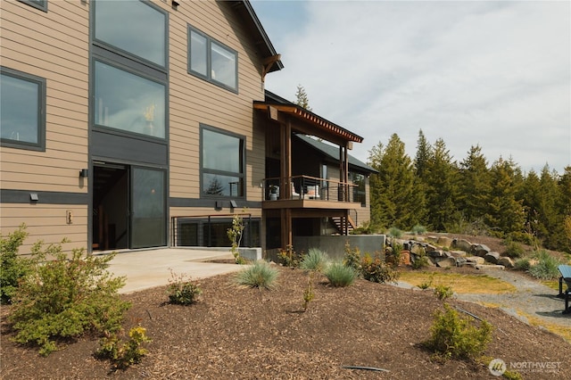 40 Eagle Ridge Dr, Cle Elum, WA 98922 - back of property featuring a balcony and a patio