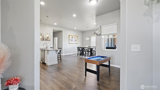 207 Clayton Pl, Mattawa, WA 99349 - game room with a sink, wood finished floors, recessed lighting, and baseboards