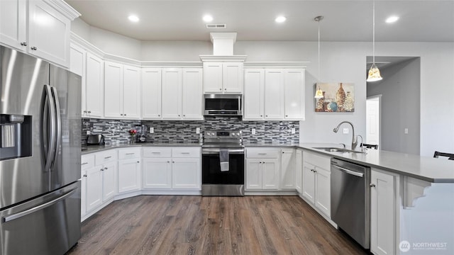 207 Clayton Pl, Mattawa, WA 99349 - kitchen featuring stainless steel appliances, a sink, a peninsula, dark wood finished floors, and white cabinets