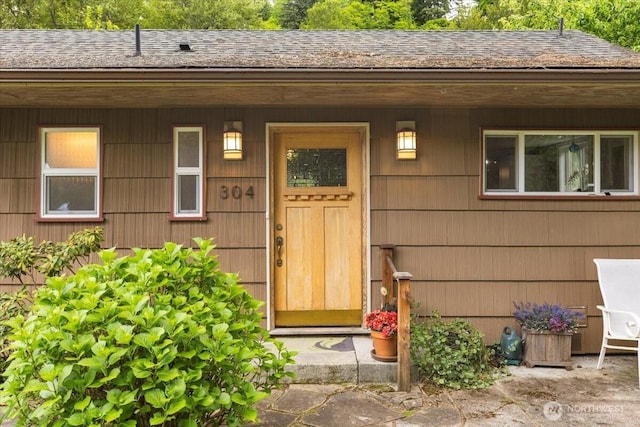 304 Riverview Dr NE, Auburn, WA 98002 - doorway to property with covered porch and a shingled roof