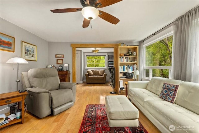 304 Riverview Dr NE, Auburn, WA 98002 - living area featuring light wood-style floors and a ceiling fan