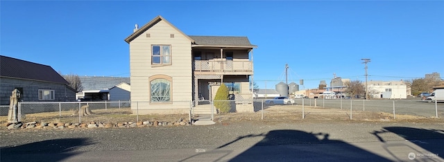 202 W 2nd Ave, Odessa, WA 99159 - view of front facade with a balcony and a fenced front yard