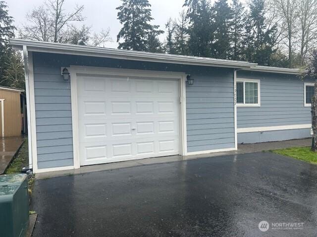 19009 99th Avenue Ct E, Puyallup, WA 98375 - detached garage featuring asphalt driveway